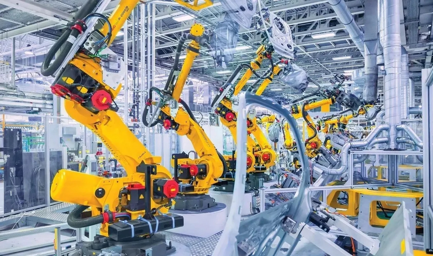 干凈明亮的現(xiàn)代化生產(chǎn)車間內(nèi)，明黃色的機(jī)器人排列整齊工作，表現(xiàn)永磁材料在工業(yè)自動(dòng)化行業(yè)的應(yīng)用
